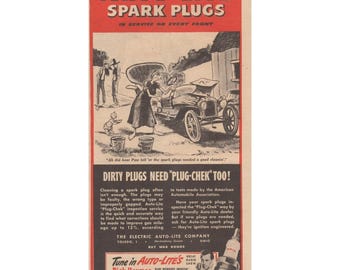 Publicité imprimée de 1945 pour les bougies d'allumage Auto-Lite Service Plug-Chek, publicité pour un parc de voitures pendant la guerre