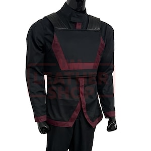 Könnte beinhalten: Schwarze Jacke mit bordeauxfarbenen Akzenten und passender Weste. Die West hat eine rechteckige Frontplatte und Lederriemen. Die Jacke hat lange Ärmel und bordeauxfarbene Paspeln. Das Outfit wird auf einer Schaufensterpuppe präsentiert.