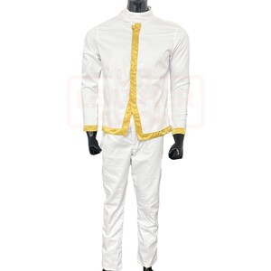 Puede incluir: Un conjunto blanco de dos piezas con ribetes dorados. La camisa de manga larga tiene cuello mandarín y detalles dorados en la parte delantera y alrededor de los puños. Los pantalones son blancos y de corte recto. El conjunto se exhibe en un maniquí.