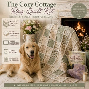 Op de afbeelding: De Cozy Cottage Rag Quilt Kit bevat voorgesneden stof, vulling, garen en een boek. De afgewerkte quilt is 142 x 142 cm. Een golden retriever ligt op de voorgrond met een afgewerkte quilt.