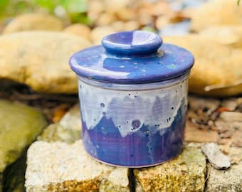 Mantequera francesa Blue Caprice Wisteria Purple: recipiente de cerámica esmaltada a mano para mantequilla.