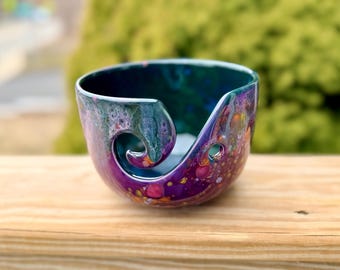 Bol grande para lana con diseño floral morado: accesorio para tejer y hacer ganchillo.