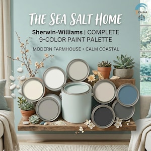 Może przedstawiać: Paleta farb Sherwin-Williams z dziewięcioma kolorami, wyświetlana z dużym pojemnikiem i mniejszymi puszkami. Paleta nosi tytuł "The Sea Salt Home" i zawiera tekst "Modern Farmhouse + Calm Coastal."
