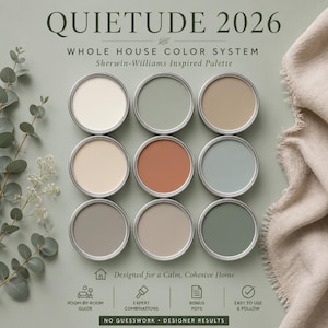 Op de afbeelding: Negen verfblikken, onderdeel van het "QUIETUDE 2026" whole house kleurensysteem, geïnspireerd door Sherwin-Williams. Het palet toont diverse neutrale en aardse tinten. De tekst luidt: "Designed for a Calm, Cohesive Home."