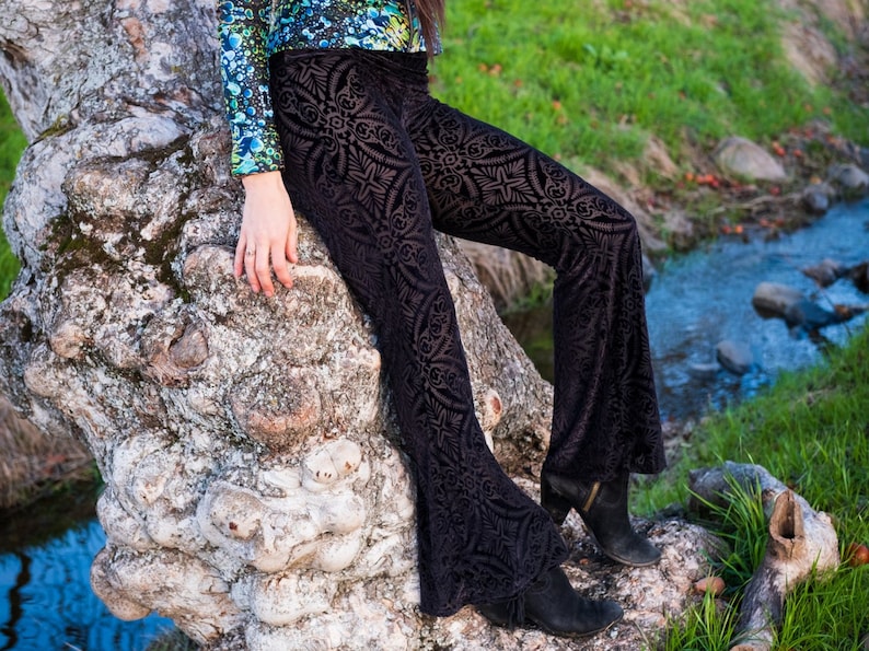Bas en velours dévoré des années 70 : pantalon flare bordeaux bleu marine noir image 8