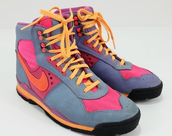 Vintage 80er Jahre NIKE Damen Neon Pink und Lila Hi Top Trail Schuhstiefel Größe 8,5 Retro Sammlerstück Selten