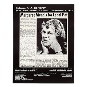 Puede incluir: Fotografía en blanco y negro de Margaret Mead, antropóloga, hablando en una conferencia de prensa. El texto dice "Release 1: A Benefit for the John Giorno Defense Fund Margaret Mead's for Legal Pot".