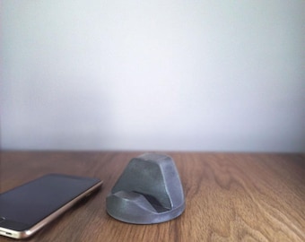 Minimalist Concrete Phone Stand: Cone-Shaped Desk Accessory