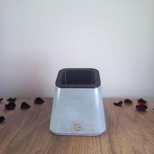 Grauer Zahnbürstenhalter aus Beton: Minimalistischer Badezimmer-Organizer mit Becher aus Bioplastik