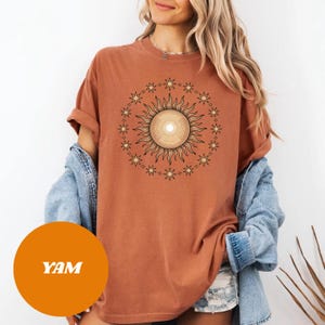 T-shirt soleil mystique esthétique Comfort Colors®, T-shirt d&#39;été esthétique minimaliste, Cadeaux d&#39;été tendance pour elle, Chemise solaire bohème, Chemise solaire, Soleil