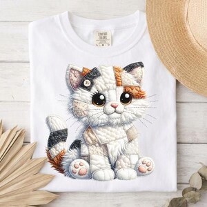 キャリコパッチワーク猫PNG、キルティング子猫イラスト、コテージコア子猫昇華デザイン