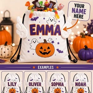 Peut inclure: Un sac à cordon blanc orné d'une citrouille orange, de deux fantômes blancs et de chauves-souris violettes. Le sac possède des ailes d'ange blanches en peluche sur les côtés et des cordons noirs. Le nom EMMA est imprimé en lettres violettes.