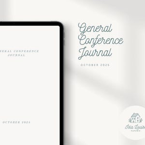 Könnte beinhalten: Ein digitales Tablet zeigt ein Journal-Cover mit dem Text "General Conference Journal October 2025". Der Titel des Journals ist in einer Serifenschrift, und das Datum ist in einer kleineren serifenlosen Schrift. Das Journal befindet sich auf einem hellen Hintergrund mit einem Logo.