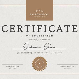 Puede incluir: Un certificado de finalizaci&oacute;n para un curso de bienes ra&iacute;ces en l&iacute;nea. El documento presenta el texto "CERTIFICATE" en negrita, con el nombre del destinatario, "Juliana Silva", en cursiva. El certificado incluye el logotipo de la agencia inmobiliaria "SALFORD & CO.".