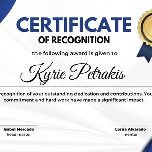Puede incluir: Un certificado de reconocimiento con un sello dorado y una cinta azul. El certificado dice "Certificado de Reconocimiento" y se otorga a Kyrie Petrakis. El texto destaca la dedicaci&oacute;n y las contribuciones.