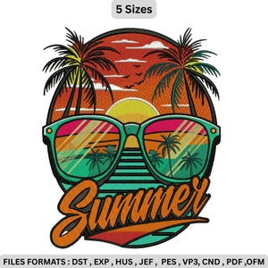 Könnte beinhalten: Ein farbenfrohes Sommer-Design mit Sonnenbrille, die einen tropischen Sonnenuntergang, Palmen und das Wort "Summer" widerspiegelt. Das Bild hat ein kreisförmiges Design mit einem Sonnenuntergang im Hintergrund. Der Text "5 Sizes" steht oben.