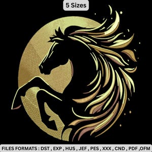 Puede incluir: Silueta negra de un caballo encabritado con melena ondeante, sobre un círculo bordado dorado. La imagen tiene un aspecto detallado y texturizado. El texto "5 Sizes" está en la parte superior. Abajo, el texto dice "FILES FORMATS: DST, EXP, HUS, JEF, PES, XXX, CND, PDF, OFM".