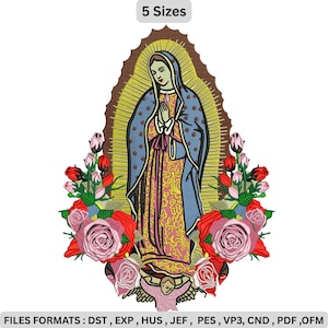 Puede incluir: Un diseño bordado de la Virgen María, con una capa azul y un halo amarillo. La imagen está rodeada de rosas rojas y rosas. El texto "5 Sizes" está en la parte superior. La imagen también incluye el texto "FILES FORMATS: DST, EXP, HUS, JEF, PES, VP3, CND, PDF, OFM".