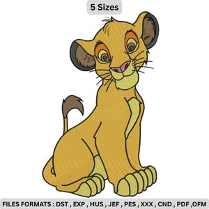 Può includere: Design ricamato di un cucciolo di leone dei cartoni animati nei toni del giallo, beige e marrone. Il cucciolo è seduto con un'espressione amichevole. Il testo "5 Taglie" è in alto. La parte inferiore dell'immagine mostra i formati di file: DST, EXP, HUS, JEF, PES, XXX, CND, PDF, OFM.