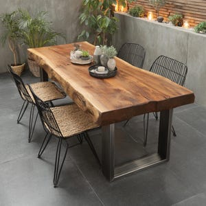 Live Edge Esstisch in Walnuss - Handgefertigter Massivholztisch - Rustikaler Moderner Bauerntisch - Individueller Holztisch für Küche oder Büro