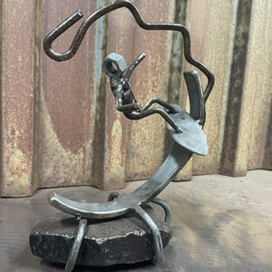 Metallskulptur Surfer auf einer Welle aus Altmetall und Upcycled-Materialien