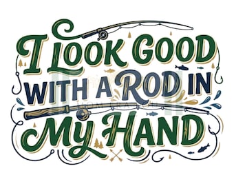 Puede incluir: Fondo blanco con el texto "I LOOK GOOD WITH A ROD IN MY HAND" en verde y azul. El diseño incluye cañas de pescar, peces y elementos decorativos, para los amantes de la pesca.