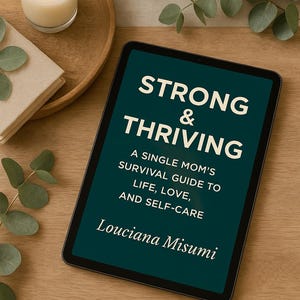 Puede incluir: Una tableta digital muestra la portada del libro "Strong & Thriving" de Louciana Misumi. La portada es de color verde azulado con texto blanco. Una vela encendida en un vaso y una pequeña pila de libros están en una bandeja de madera.