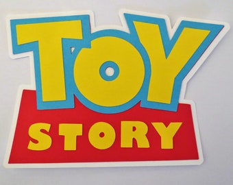 Może przedstawiać: Wycięcie z pianki w kolorze czerwonym, żółtym i niebieskim z napisem "TOY STORY".