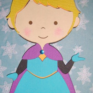 K&ouml;nnte beinhalten: Eine Papierfigur einer Comic-Prinzessin mit blonden Haaren, die ein blaues und violettes Kleid mit einer Krone tr&auml;gt. Die Prinzessin hat einen hellblauen Hintergrund mit wei&szlig;en Schneeflocken.