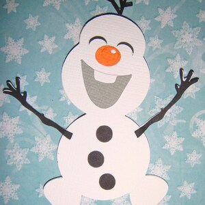 K&ouml;nnte beinhalten: Ein wei&szlig;er Schneemann mit schwarzen Augen und einer Karottennase, der mit ausgestreckten Armen l&auml;chelt. Er befindet sich auf einem blauen Hintergrund mit wei&szlig;en Schneeflocken.