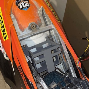Könnte beinhalten: Ein orange-schwarzes Motorrad mit einer grauen Komponente. Das Motorrad hat den Text "SxF" und "Acerbis" auf der Seite. Ein Aufkleber mit der Nummer "112" ist ebenfalls sichtbar.