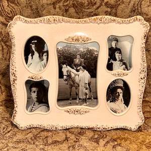 Può includere: Una cornice vintage in ceramica bianco sporco con cinque aperture, ciascuna contenente una fotografia in bianco e nero. La cornice presenta un bordo dorato decorativo e una finitura craquelé, mostrando un'estetica classica e antica.