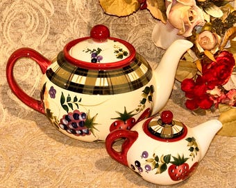 Tetera Oneida a cuadros con fresas (incluye tetera miniatura)