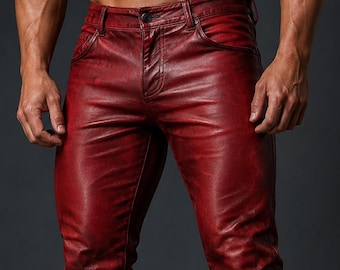 Pantalones de motociclista de piel de cordero roja para hombre, estilo motero desgastado, corte ajustado.