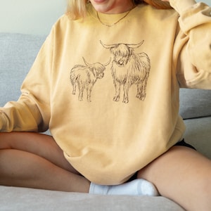 Highland Cow SweatShirt, Comfort Colors 1566 Crewneck, Cow Graphic Unisex Sweatshirt, Perfect Animal Lover Gift - Cute Cow Shirt