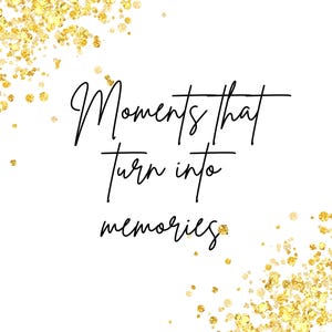 Può includere: Sfondo bianco con accenti glitterati dorati negli angoli. L'immagine presenta il testo scritto a mano "Moments that turn into memories" in corsivo nero.