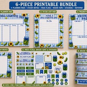 Può includere: Un set di cancelleria stampabile da 6 pezzi con motivo a quadretti blu, girasoli e illustrazioni di barattoli di cetriolini. Include un planner settimanale, una lista di cose da fare, un blocco priorità, post-it, adesivi e nastro adesivo.