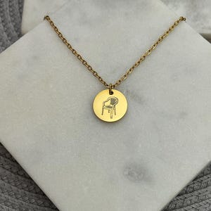 Collana con sedia di plastica
