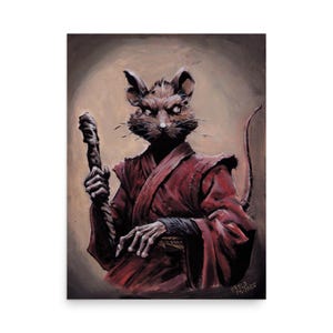 Puede incluir: Una impresión que presenta un personaje de rata con una expresión severa, vestido con una túnica roja y sosteniendo un bastón de madera. La obra de arte tiene un estilo oscuro y dramático, con un enfoque en la mirada intensa del personaje.