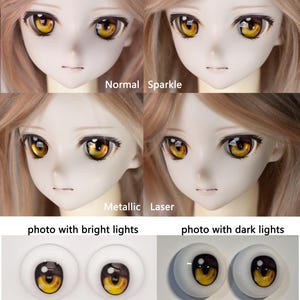 Puede incluir: Un juego de ojos de mu&ntilde;eca de 22 mm tipo A de lente gruesa para modelos Volks DDH-09, con un patr&oacute;n digital e iris de color &aacute;mbar. La imagen muestra cuatro variantes: Normal, Sparkle, Metallic y Laser, bajo condiciones de luz brillante y oscura.