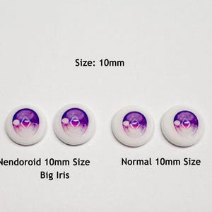 Puede incluir: Cuatro ojos de mu&ntilde;eca circulares de 10 mm de di&aacute;metro, con un iris en degradado morado y blanco y una forma de diamante central. El texto dice Size: 10mm, Nendoroid 10mm Size Big Iris y Normal 10mm Size, etiquetando los dos estilos de ojos.