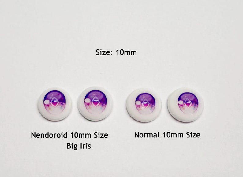 Puede incluir: Cuatro ojos de mu&ntilde;eca circulares de 10 mm de di&aacute;metro, con un iris en degradado morado y blanco y una forma de diamante central. El texto dice Size: 10mm, Nendoroid 10mm Size Big Iris y Normal 10mm Size, etiquetando los dos estilos de ojos.