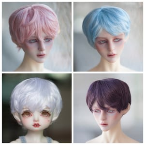 Può includere: Quattro parrucche per bambole diverse in rosa, blu, bianco e viola. Le parrucche sono in stile corto, a strati e leggermente spettinato.