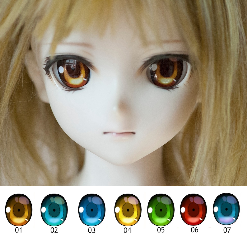 Puede incluir: Una mu&ntilde;eca con cabello rubio y grandes ojos color &aacute;mbar, que incluye una selecci&oacute;n de siete insertos oculares circulares numerados del 01 al 07 en colores &aacute;mbar, azul verdoso, azul, amarillo, verde y rojo, dispuestos bajo el rostro.