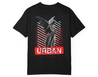 Camiseta gráfica Urban Angel: Camisa unisex de estilo urbano teñida en prenda
