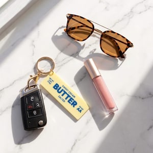 Llavero personalizado con forma de bolsa de mantequilla a granel. Recuerdo personalizado para viaje de chicas. Regalo para grupo de amigas. Idea de regalo para compañero de trabajo que se va. imagen 8