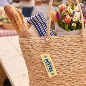 Llavero personalizado con forma de bolsa de mantequilla a granel. Recuerdo personalizado para viaje de chicas. Regalo para grupo de amigas. Idea de regalo para compañero de trabajo que se va. imagen 6