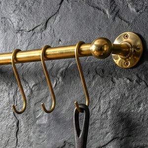Soporte de latón sin lacar para ollas de cocina: estante de pared para sartenes con ganchos en forma de S.