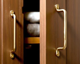 Puxador de janela em latão maciço – instalado em moldura de madeira