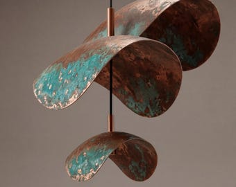 Marrakesz, ręcznie robiona lampa wisząca z miedzi marokańskiej: niebieska patyna, lampa kopułkowa